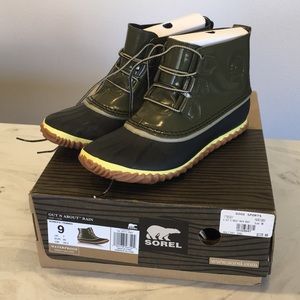 NEW IN BOX SOREL OUT N ABOUT RAINBOOT